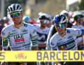 Gute Laune zum Beginn der Schlussetappe sowohl bei Juan Ayuso (l.) als auch bei Primoz Roglic. Der Spanier hatte mit einer Sekunde die Nase vorne.