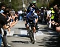 Doch dann attackierte Roglic früh, nutzte die vierte Überfahrt des Anstiegs für eine Attacke und überraschte damit die Konkurrenz.
