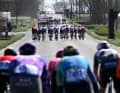 Im Peloton geht es derweil ruhig zu, bis Seitenwind einsetzt. Das Hauptfeld zerreißt. Viele Fahrer finden nach circa 30 Kilometern aber wieder zusammen