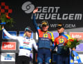 Mads Pedersen (Mitte) gewinnt Gent-Wevelgem 2025 vor Tim Merlier (rechts) und Jonathan Milan (links)