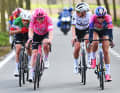 Im Peloton versuchten es immer wieder Fahrerinnen, sich abzusetzen. So auch Lotte Kopecky oder Elisa Longo Borghini