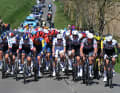 Im Peloton verwalteten derweil die Teams Alpecin - Deceuninck und das UAE Team Emirates - XRG das Tempo