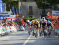 Isaac Del Toro (rechts) gewinnt den Sprint um Platz zwei vor Maximilian Schachmann.