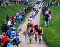 Nach zahlreichen Stürzen und Defekten vielen zahlreiche Fahrer aus dem Peloton heraus. So auch Filippo Ganna, der mit seinem Team INEOS Grenadiers viel Kraft investieren musste, um zurück ins Hauptfeld zu gelangen