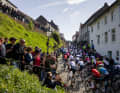 Die Ausreißergruppe wurde vom Peloton ziehen gelassen, ...