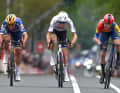 Beim Flèche Wallone der Männer könnte es erneut auf einen Dreikampf zwischen Remco Evenepoel (links im Bild), Tadej Pogačar (Bildmitte) und Mattias Skjelmose (rechts) wie schon beim Amstel Gold Race hinauslaufen