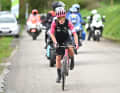 Erst Cédrine Kerbaol konnte sich etwa 38 Kilometer vor dem Ziel, kurz bevor es in die Schlussrunde ging, nachhaltig absetzen.