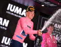 Mads Pedersen (Lidl – Trek) feiert im Rosa Trikot.