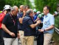Jury-Präsident Stefano Allocchio, Renndirektor Mauro Vegni und ein UCI-Kommissar besprechen, wie die Etappe fortgeführt wird.