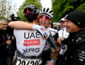 Juan Ayuso und Isaac Del Toro bejubeln den Doppelsieg für UAE Team Emirates – XRG.