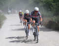 Doch zunächst waren andere die Protagonisten. Mit dem Start setzte sich eine sechsköpfige Gruppe um die beiden Alpecin-Profis Kaden Groves und Quinten Hermans ab, die es bis in den ersten Schottersektor schaffte.