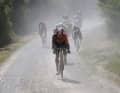 Unbeschadet durchgekommen und deswegen vorneweg fahrend waren drei Ineos-Profis um Egan Bernal. Auch van Aert und Isaac del Toro waren dabei.