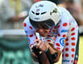 Ein ungewohntes Bild - Tadej Pogačar im gepunkteten Trikot beim Einzelzeitfahren der Tour de France