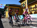 Einen letzten Tag in Rosa genoss Anna Henderson zum Start der 4. Etappe des Giro d'Italia Women.