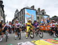 Bester Laune zeigte sich die neue Frontfrau der Tour de France Femmes, Kimberly Le Court, im Gelben Trikot am Start der 3. Etappe.