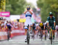 Am Ende siegte wenig überraschend Lorena Wiebes vor Marianne Vos, der große Aufreger war eher ein Sturz gut drei Kilometer vor dem Ziel, in den auch Demi Vollering verwickelt war.