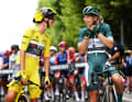 Die Bilder vom Start - sie sollten sich mit denen vom Ziel gleichen. Denn vdie Hauptrollen spielten jeweils Marianne Vos in Gelb und Lorena Wiebes in Grün.