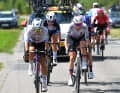 Bis sich dann eine Gruppe lösen konnte, waren fast zwei Rennstunden vorbei. Francesca Barale (Team Picnic PostNL), Anneke Dijkstra (VolkerWessels Cycling Team), Alison Jackson (EF Education-Oatly), Catalina Anais Soto (Laboral Kutxa - Fundación Euskadi) und Brodie Chapman (UAE Team ADQ) bildeten ein Quintett, dass sich mehr als viereinhalb Minuten Vorsprung herausfuhr.