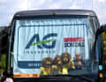 Es wird langsam eng im Mannschaftsbus von AG Insurance - Soudal. Drei Löwen fürs Gelbe Trikot und ein Hörnchen für den Tagessieg haben bereits hinter der Frontscheibe Platz genommen.