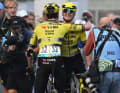 Olav Kooij (Team Visma | Lease a Bike) lässt sich seinem Teamkollegen zum Sieg beglückwünschen. Mit dem Tagessieg übernahm er auch die Gesamtführung.