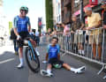 Dries De Bondt (Decathlon AG2R La Mondiale Team) sitzt erschöpft am Boden nach seiner späten Attacke.