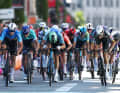 Arnaud De Lie (Lotto, links) sichert sich in einem engen Sprint den Sieg.