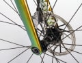 Das Cervelo lässt verschiedene Laufräder und Reifenbreiten zu. Das Lenkverhalten kann über ein drehbares Insert im Gabelausfallende angepasst werden.