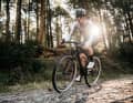 Ridley positioniert das neue Ignite GTX als sogenanntes “alpines Gravelbike”, das die Geländetauglichkeit eines Hardtail-MTB mit der Vielseitigkeit eines Schotterrenners vereinen soll.