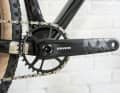 Das neue Ridley ist in vier Varianten erhältlich. Die Belgier setzen ausschließlich auf Mullet-Antriebe von Shimano oder SRAM. Der Einstiegspreis liegt bei 2799 Euro.