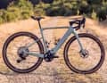 Das motorisierte Gravelbike basiert auf einem Carbonrahmen.