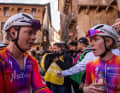 Bei Strade Bianche kam es zu einem Wimpernschlagfinale zwischen zwei Teamkolleginnen, ...