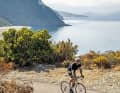 An der felsigen Westflanke des Cap Corse pendelt die Straße zwischen dem Meer und knapp 200 Metern Höhe