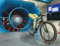 Um den aerodynamischen Effekten bei Gravelbikes auf die Spur zu kommen, wurden exemplarische Modelle mit unterschiedlicher Bereifung im Windkanal getestet.