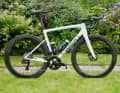 Beeindruckendes Gewicht: Der S-Works-Rahmen soll nur 685 Gramm wiegen. Die Gabel bringt 358 Gramm auf die Waage. Mit hochwertigen Anbauteilen von Shimano und Roval realisiert Specialized damit ein Gesamtgewicht von 6,6 Kilo.