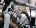 Die Lackierung erinnert an jene von Remco Evenepoel, der bis zum Tour-Aus ebenfalls ein weißes Rad des US-Herstellers fuhr. Ohne den Bullen am Steuerkopf allerdings ...