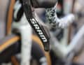 Detailverliebt: Sogar die Aufkleber des Sponsors SRAM sind in weiß gehalten