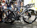 100 Gramm weniger in schwarz statt weiß. Mit dieser Version des Colnago Y1Rs ging es in der 16. Etappe auf den Mont Ventoux