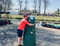 Beim Spreewald-Marathon wird schonmal eine Gurke umarmt.