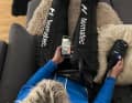 Die Bedienung der Normatec-Boots mit App und Steuerung ist simpel