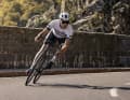 Focus spendiert dem Izalco Max ein umfassendes Update. Die aero-optimierte Rennmaschine ist in zwei unterschiedlichen Carbonqualitäten erhältlich.