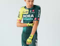 Jai Hindley zeigt das neue Trikot von Bora-Hansgrohe