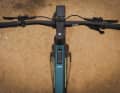 Gesteuert wird der Motor über Boschs Kiox 300 Display und das Miniremote. Dank der eBike Flow App lässt sich der Antrieb auf den individuellen Fahrstil abstimmen. Statt der Sram-Apex-Gruppe gibt's am Lande Flat-Bar Shimano-Cues Antriebskomponenten und MT200-Scheibenbremsen.