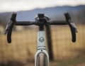 Mit Drop-Bar (400/420/440 mm) für den sportlichen Einsatz auf Schotterwegen und Trails getrimmt.