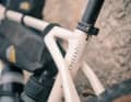 Das von Rennrad-Modellen bekannte Markengesicht findet sich auch am Gravelbike: Sitzstreben, die am Sitzrohr vorbei ins  Oberrohr münden. Am Gravelbike hat das nicht nur optische Gründe.