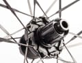 Die eingehängten Carbonspeichen erfordern besondere Naben. Die breiten Aero-Speichen gibt’s nur bei Cadex