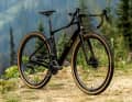 Das Gravelbike für Frauen ist sportlicher geworden, die Sitzposition fällt laut Herstellerangaben rennmäßig aus.