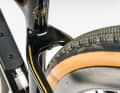 40 Millimeter breite Tubeless-Reifen runden den Komfortcharakter des Devote ab. Durch die riesige Reifenfreiheit von maximal 53 Millimetern ist das Frauenmodell für ruppiges Terrain gewappnet.