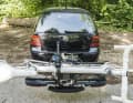 Mit Hilfe des Fußpedals unterhalb vom Kennzeichen lässt sich der Träger mitsamt Renner weit nach hinten wegklappen und die Heckklappe kollisionsfrei öffnen