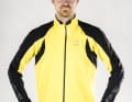 Der Schnitt der Regenjacke muss die gebeugte Haltung auf dem Rennrad vorwegnehmen und darf auch mal eine Nummer größer ausfallen, damit noch ein wärmendes Trikot darunter passt