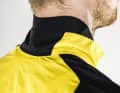 Ein so genannter Friseurkragen ist asymmetrisch geformt und schmiegt sich bei jeder Kopfhaltung winddicht an den Hals